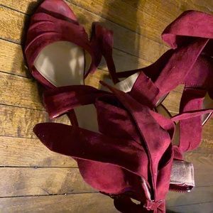 Moron lease up heels zipper in the back